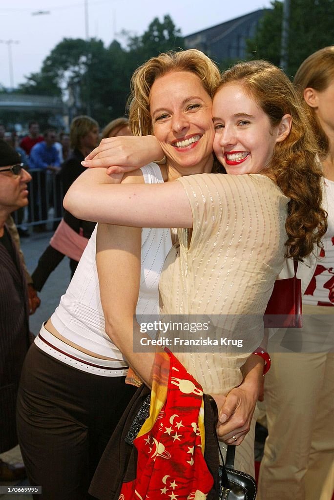 Mareike Carriere Und Ihre Nichte Alice Carriere Bei Premiere "Auf Herz + Nieren" I