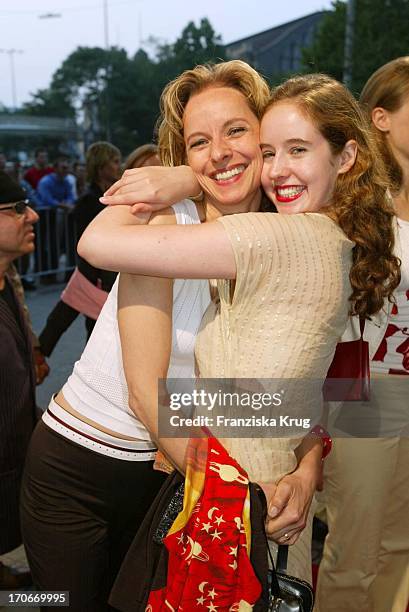 Mareike Carriere Und Ihre Nichte Alice Carriere Bei Premiere "Auf Herz + Nieren" In Hamburg