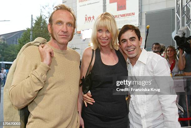 Schauspieler Jochen Nickel + Oscar Ortega Sanchez Mit Freundin Bei Premiere "Auf Herz + Nieren" In Hamburg