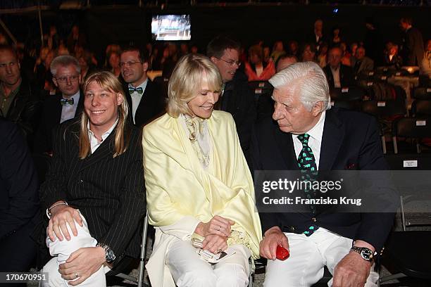 Klaus Alexander "Halifax" Sachs , Gunter Sachs Und Ehefrau Mirja Bei Der Eröffnung Der Thurn Und Taxis Schlossfestspiele In Regensburg