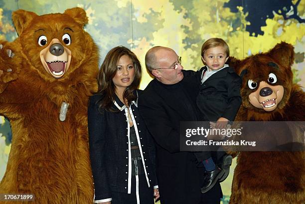 Phil Collins Mit Ehefrau Orianne Und Sohn Nicholas Bei Der Premiere Von "Bärenbrüder" In München