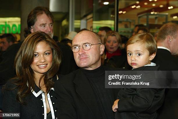Phil Collins Mit Ehefrau Orianne Und Sohn Nicholas Bei Der Premiere Von "Bärenbrüder" In München
