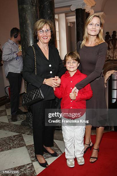 Uschi Wolter Und Dominique Voland Mit Sohn Benjamin Wedel Bei Der Premiere Der "Nibelungenfestspielen" In Worms