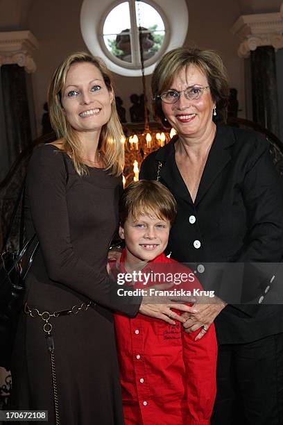 Uschi Wolter Und Dominique Voland Mit Sohn Benjamin Wedel Bei Der Premiere Der "Nibelungenfestspielen" In Worms