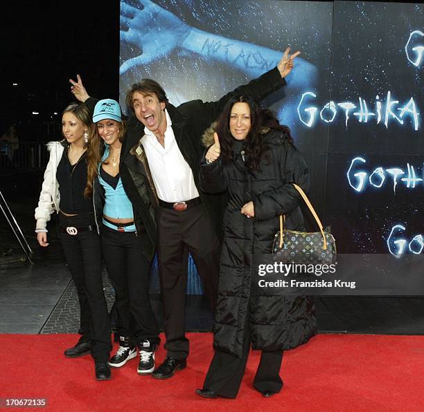 Schauspieler Dieter Landuris Mit Seinen Töchtern Isabella , Fanny Und Ehefrau Natascha Bei "Gothika" Premiere Im Cinestar Am Potsdamer Platz In...