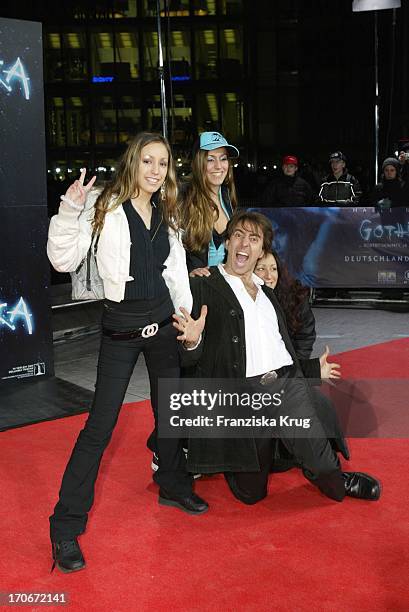 Schauspieler Dieter Landuris Mit Seinen Töchtern Isabella , Fanny Und Ehefrau Natascha Bei "Gothika" Premiere Im Cinestar Am Potsdamer Platz In...