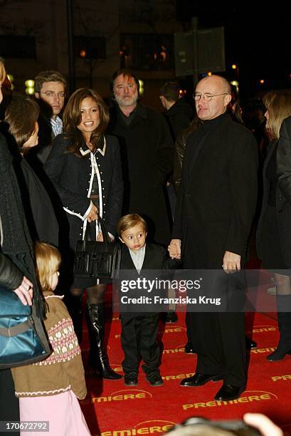 Phil Collins Mit Ehefrau Orianne Und Sohn Nicholas Bei Der Premiere Von "Bärenbrüder" In München