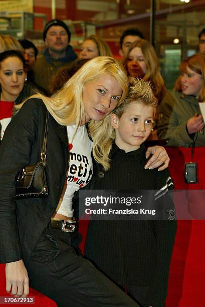 Giulia Siegel Mit Sohn Marlon Bei Der Premiere Des Disney Zeichentrickfilmes "Bärenbrüder" Im Mathäser Kino In München Am 120304