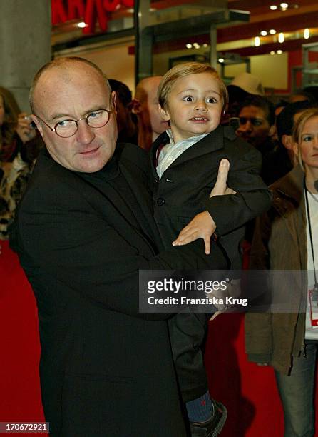 Phil Collins Mit Sohn Nicholas Bei Der Premiere Des Disney Zeichentrickfilmes "Bärenbrüder" Im Mathäser Kino In München Am 120304