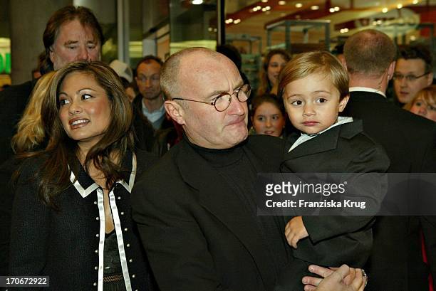 Phil Collins Mit Ehefrau Orianne Sohn Nicholas Bei Der Premiere Des Disney Zeichentrickfilmes "Bärenbrüder" Im Mathäser Kino In München Am 120304