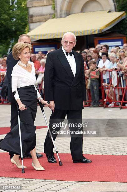 Ehemaliger Bundespräsident Roman Herzog Mit Seiner Ehefrau Alexandra Freifrau Von Berliching Bei Der Ankunft Zur Premiere Der Bayreuther Festspiele...