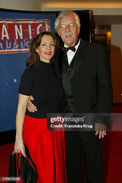 Carlo Von Tiedemann + Freundin Julia Laubrunn Bei Der "Titanic" Premiere In Hamburg Am 081202