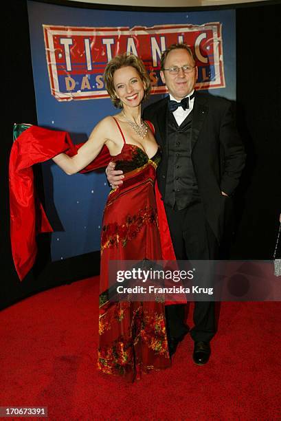 Schauspielerin Mareike Carriere + Ehemann Gerd Klement Bei Der "Titanic" Premiere In Hamburg Am 081202