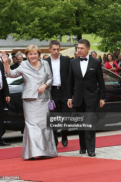 Bundeskanzlerin Angela Merkel Und Ehemann Joachim Sauer Mit Sohn Daniel Sauer Bei Der Ankunft Zur Eröffnung Der 98. Bayreuther Festspiele In Bayreuth...