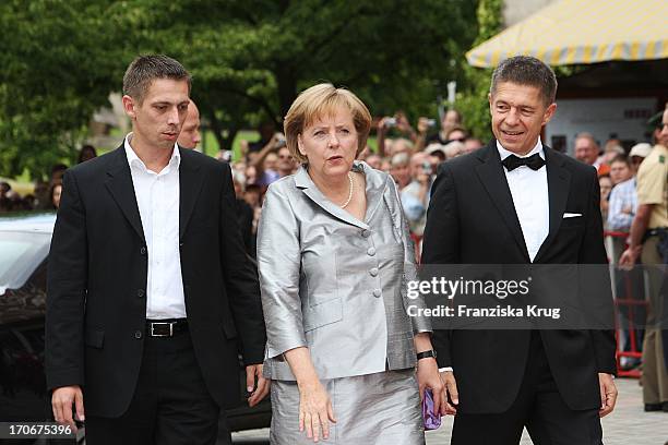 Bundeskanzlerin Angela Merkel Und Ehemann Joachim Sauer Mit Sohn Daniel Sauer Bei Der Ankunft Zur Eröffnung Der 98. Bayreuther Festspiele In Bayreuth...