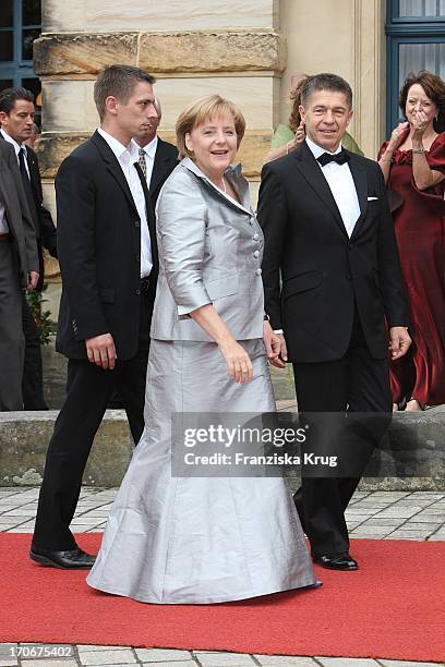 Bundeskanzlerin Angela Merkel Und Ehemann Joachim Sauer Mit Sohn Daniel Sauer Bei Der Ankunft Zur Eröffnung Der 98. Bayreuther Festspiele In Bayreuth...