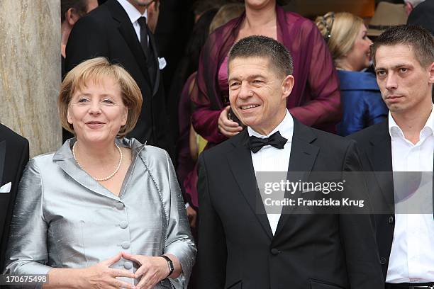 Bundeskanzlerin Angela Merkel Und Ehemann Joachim Sauer Mit Sohn Daniel Sauer Bei Der Ankunft Zur Eröffnung Der 98. Bayreuther Festspiele In Bayreuth...