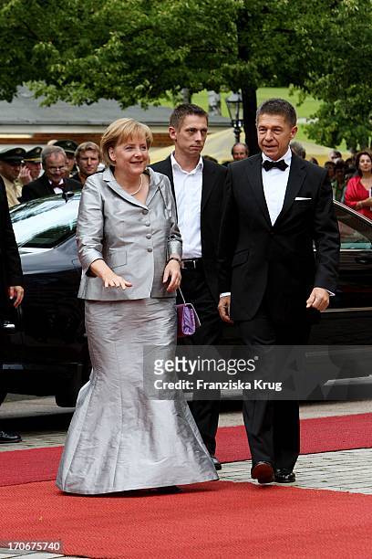 Bundeskanzlerin Angela Merkel Und Ehemann Joachim Sauer Mit Sohn Daniel Sauer Bei Der Ankunft Zur Eröffnung Der 98. Bayreuther Festspiele In Bayreuth...