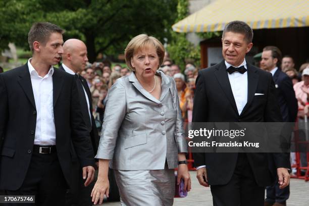 Bundeskanzlerin Angela Merkel Und Ehemann Joachim Sauer Mit Sohn Daniel Sauer Bei Der Ankunft Zur Eröffnung Der 98. Bayreuther Festspiele In Bayreuth...