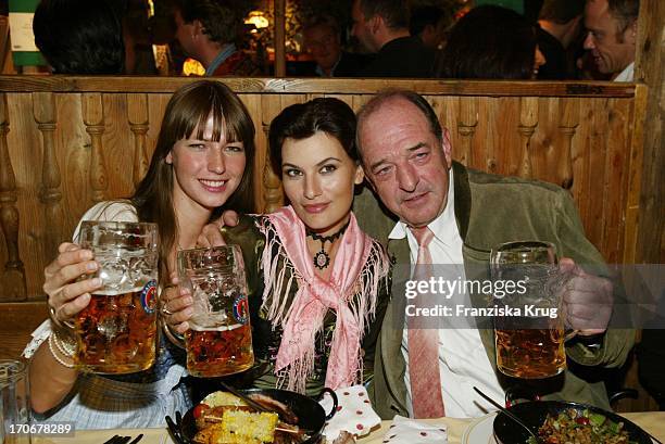 Ralph Siegel Zusammen Mit Freundin Kriemhild Jahn + Tochter Marcella Beim Oktoberfest 2002 In München