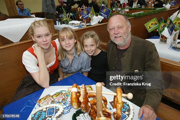 Regisseur Joseph Vilsmaier Mit Seinen Töchtern Janina + Theresa + Josefina Auf Dem Oktoberfest