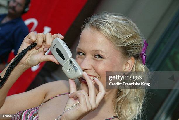 Moderatorin Nova Meierhenrich Mit Einem Siemens Fotohandy Bei Der "Gala Vip Lounge" Im "K21 Kunstsammlung Nrw" In Düsseldorf