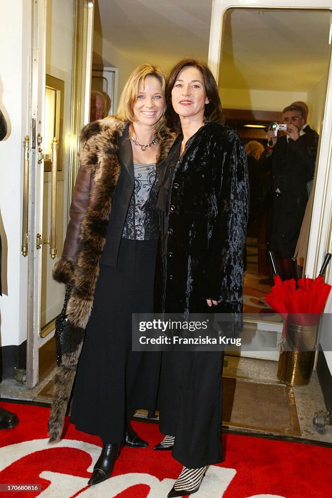 Schauspielerinnen Ann-Kathrin Kramer Und Charlotte Schwab Bei Gala Vip Lounge In H