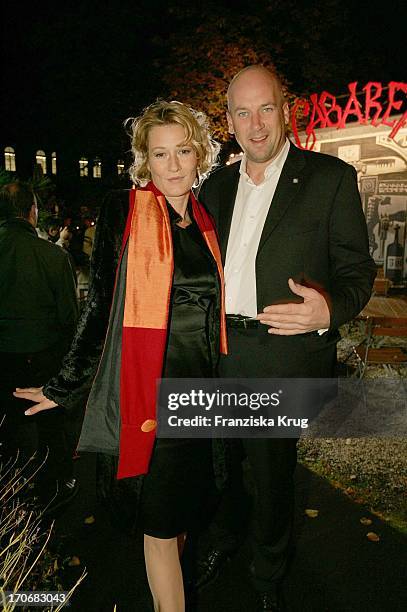 Suzanne Von Borsody Und Ihr Freund Jens Schniedenharn Bei Der Cabaret Premiere In Der "Bar Jeder Vernunft" Am Samstag In Berlin