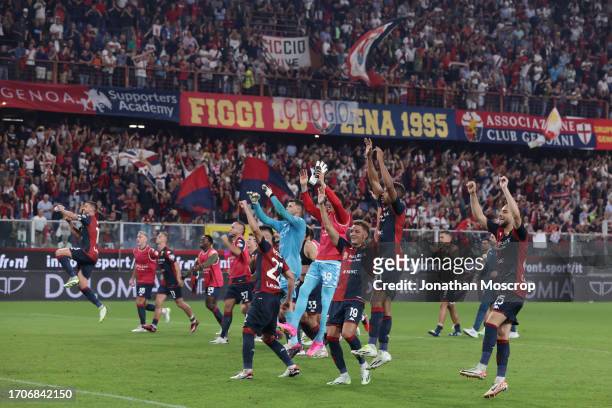 Genoa CFC players celebrate the 4-1 victory in front of fans following the final whistle of the Serie A TIM match between Genoa CFC and AS Roma at...