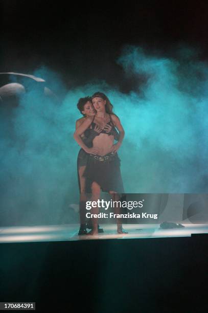 Annika Pages Und Sonja Kirchberger Bei Der Fotoprobe Zu Den Nibelungenfestspielen Am Dom In Worms