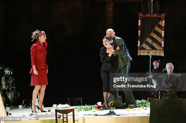 Annika Pages , Jasmin Tabatabai Und Robert Dölle Bei Der Fotoprobe Zu Den Nibelungenfestspielen Am Dom In Worms