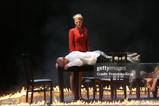 Annika Pages Und Robert Dölle Bei Der Fotoprobe Zu Den Nibelungenfestspielen Am Dom In Worms