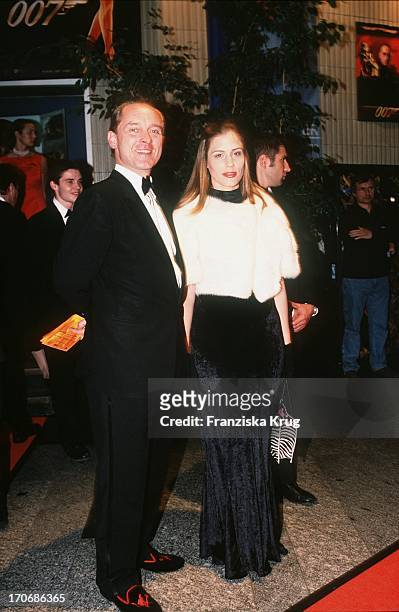 Calle Von Bismarck + Ehefrau Celia Bei Der Premiere Von "James Bond - Die Welt Ist Nicht Genug" In Berlin Am 241199 Stehen