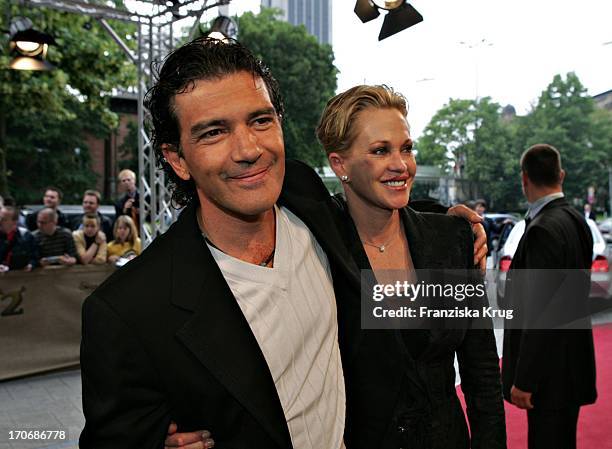 Antonio Banderas Und Ehefrau Melanie Griffith Bei Der Ankunft Zur Deutschland-Premiere Von "Shrek 2 - Der Tollkühne Held Kehrt Zurück" Im Cinemaxx...