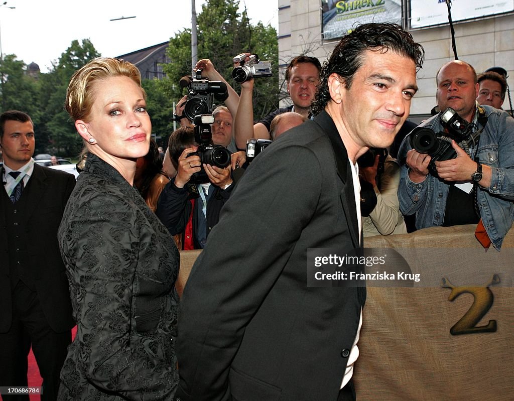 Antonio Banderas Und Ehefrau Melanie Griffith Bei Der Ankunft Zur Deutschland-Prem