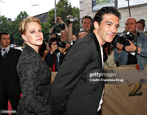 Antonio Banderas Und Ehefrau Melanie Griffith Bei Der Ankunft Zur Deutschland-Premiere Von "Shrek 2 - Der Tollkühne Held Kehrt Zurück" Im Cinemaxx...