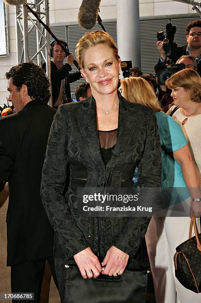 Melanie Griffith Bei Der Ankunft Zur Deutschland-Premiere Von "Shrek 2 - Der Tollkühne Held Kehrt Zurück" Im Cinemaxx Dammtor In Hamburg