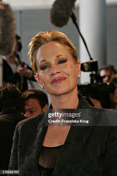 Melanie Griffith Bei Der Ankunft Zur Deutschland-Premiere Von "Shrek 2 - Der Tollkühne Held Kehrt Zurück" Im Cinemaxx Dammtor In Hamburg