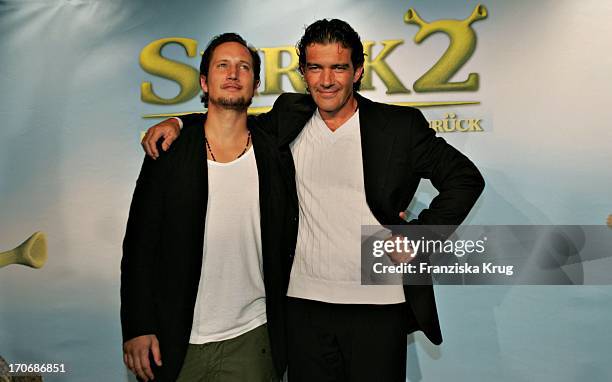 Benno Fürmann Und Antonio Banderas Bei Der Deutschland-Premiere Von "Shrek 2 - Der Tollkühne Held Kehrt Zurück" Im Cinemaxx Dammtor In Hamburg