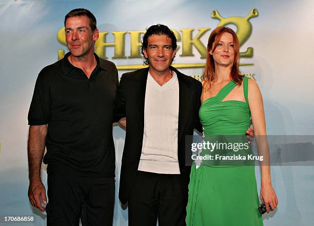 Sascha Hehn, Antonio Banderas Und Esther Schweins Bei Der Deutschland-Premiere Von "Shrek 2 - Der Tollkühne Held Kehrt Zurück" Im Cinemaxx Dammtor In...