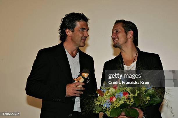 Benno Fürmann Und Antonio Banderas Bei Der Deutschland-Premiere Von "Shrek 2 - Der Tollkühne Held Kehrt Zurück" Im Cinemaxx Dammtor In Hamburg