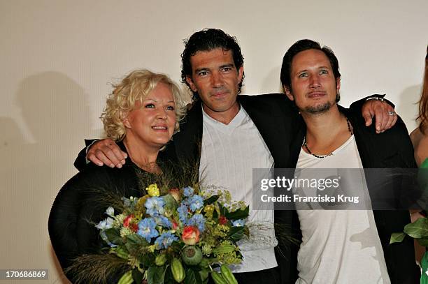 Angelika Milster, Antonio Banderas Und Benno Fürmann Bei Der Deutschland-Premiere Von "Shrek 2 - Der Tollkühne Held Kehrt Zurück" Im Cinemaxx Dammtor...