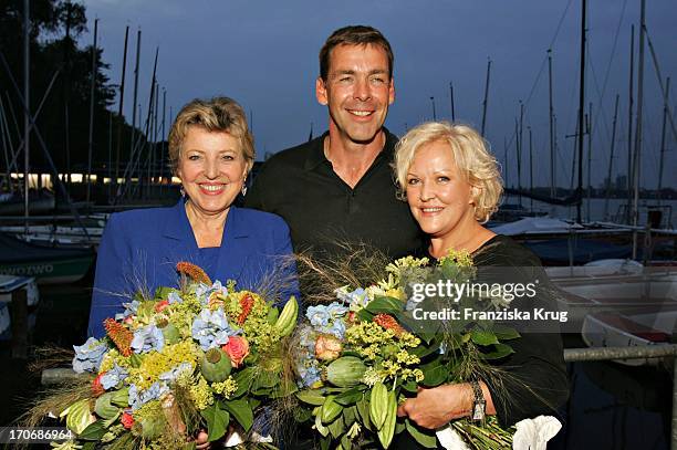 Marie Luise Marjan, Sascha Hehn Und Angelika Milster Bei Der Premierenfeier Von "Shrek 2 - Der Tollkühne Held Kehrt Zurück" Im Paolino In Hamburg