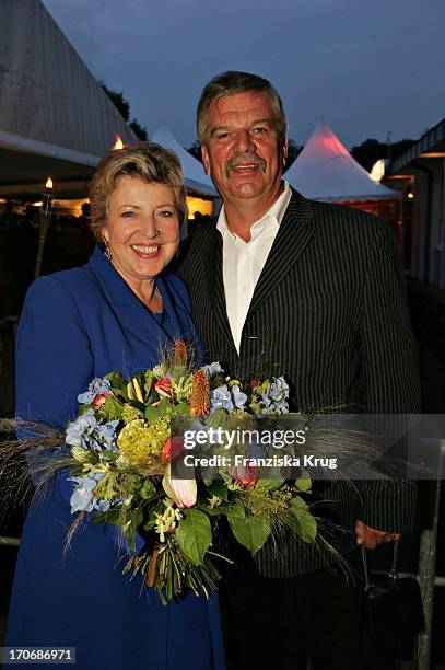 Marie Luise Marjan Und Freund Bodo Bressler Bei Der Premierenfeier Von "Shrek 2 - Der Tollkühne Held Kehrt Zurück" Im Paolino In Hamburg