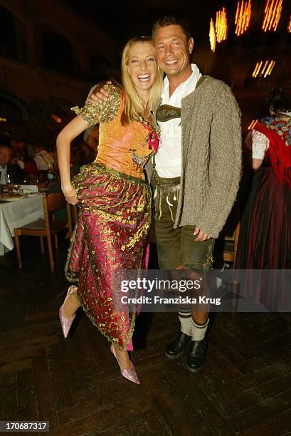 Giulia Siegel Und Ehemann Hans Wehrmann Beim Finale Zur Kür Des "Trachtenstar 2003" Und Der Wies'N Auftaktparty Im Löwenbräukeller