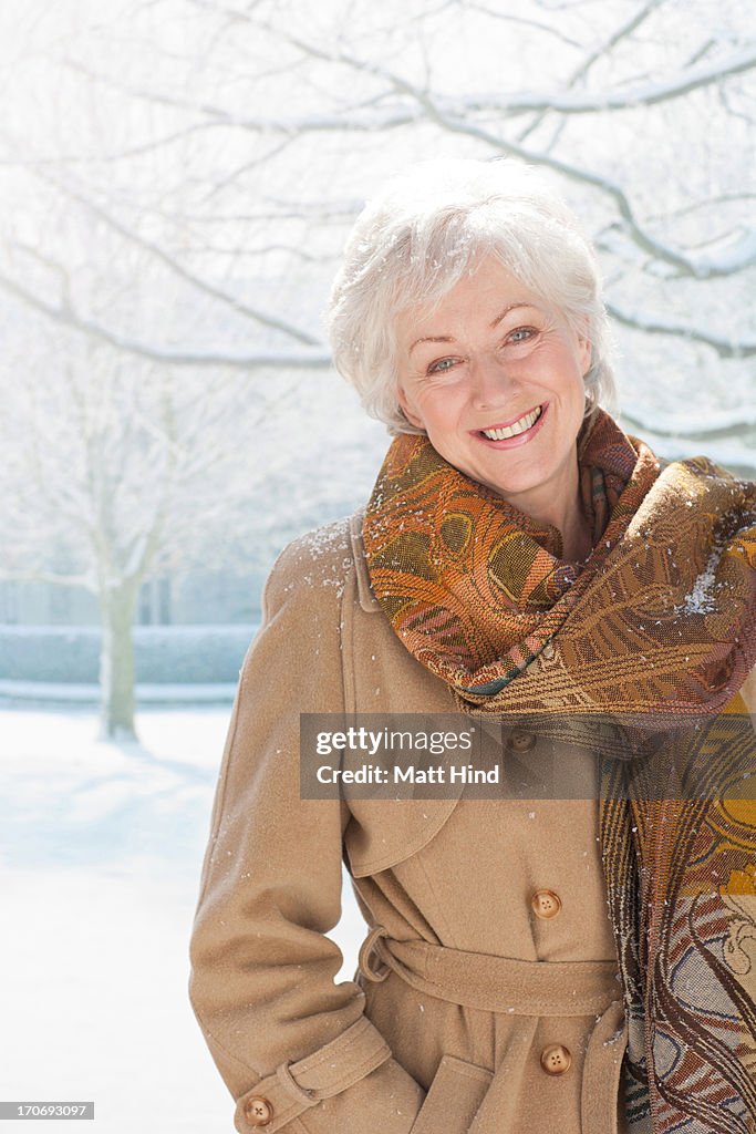 Neve caindo na mulher sorridente