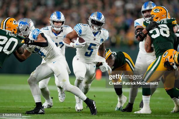 David Montgomery of the Detroit Lions runs the ball against the Green Bay Packers during the first quarter in the game at Lambeau Field on September...