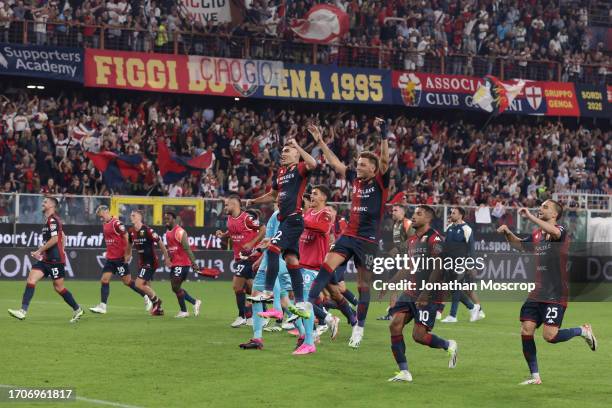 Genoa CFC players celebrate the 4-1 victory in front of fans following the final whistle of the Serie A TIM match between Genoa CFC and AS Roma at...