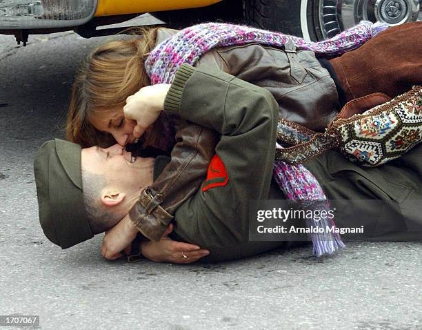 Actors Jonathan Tucker and Rachael Leigh Cook film on the set of the movie "Stateside" January 2, 2003 at 5th Avenue and 59th Street in New York City.
