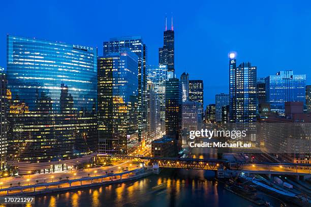 chicago skyline - wacker drive stock-fotos und bilder